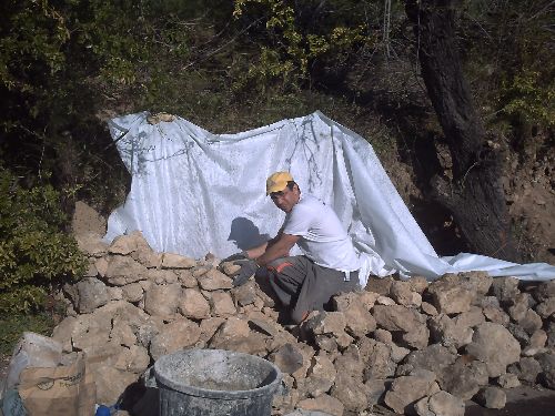 Mur en pierres de récupérations en cours