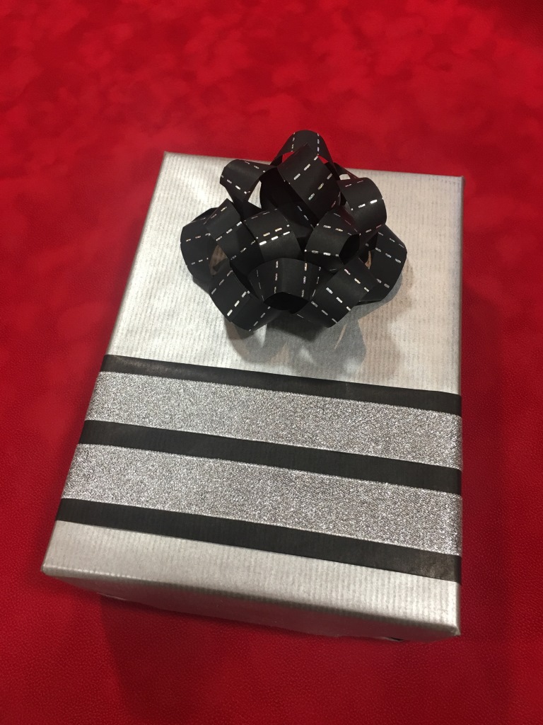 paquet cadeau noir et argent.JPG