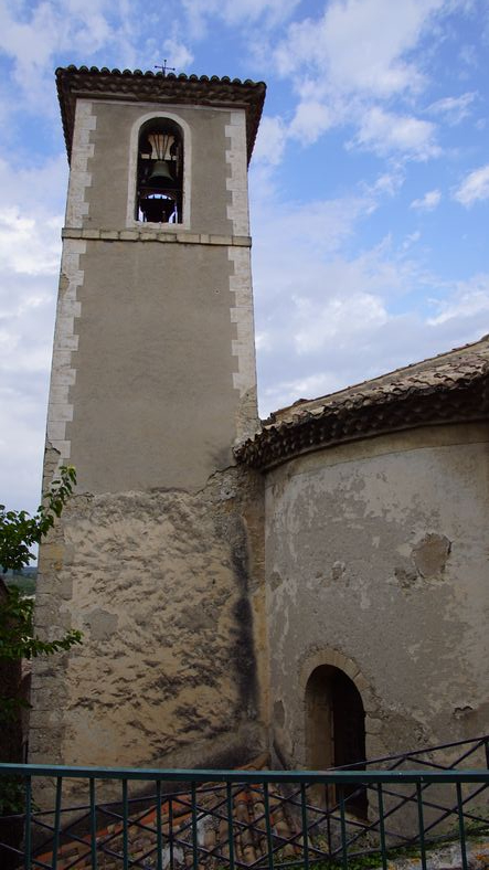 Baptisé “Tour de l’Horloge”, il domine une minuscule chapelle ronde bâtie en encorbellement au-dessus du lit de l’Ouvèze.