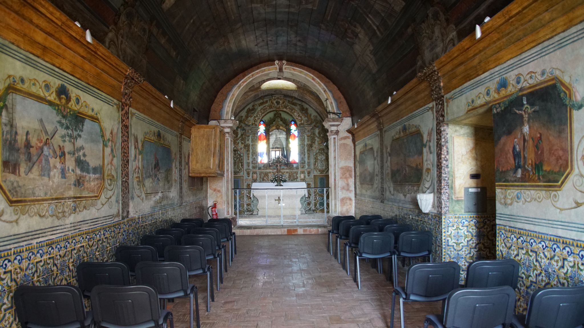 Par contre dans l'ancienne chapelle les murs et le plafond possèdent des peintures sur bois magnifiques