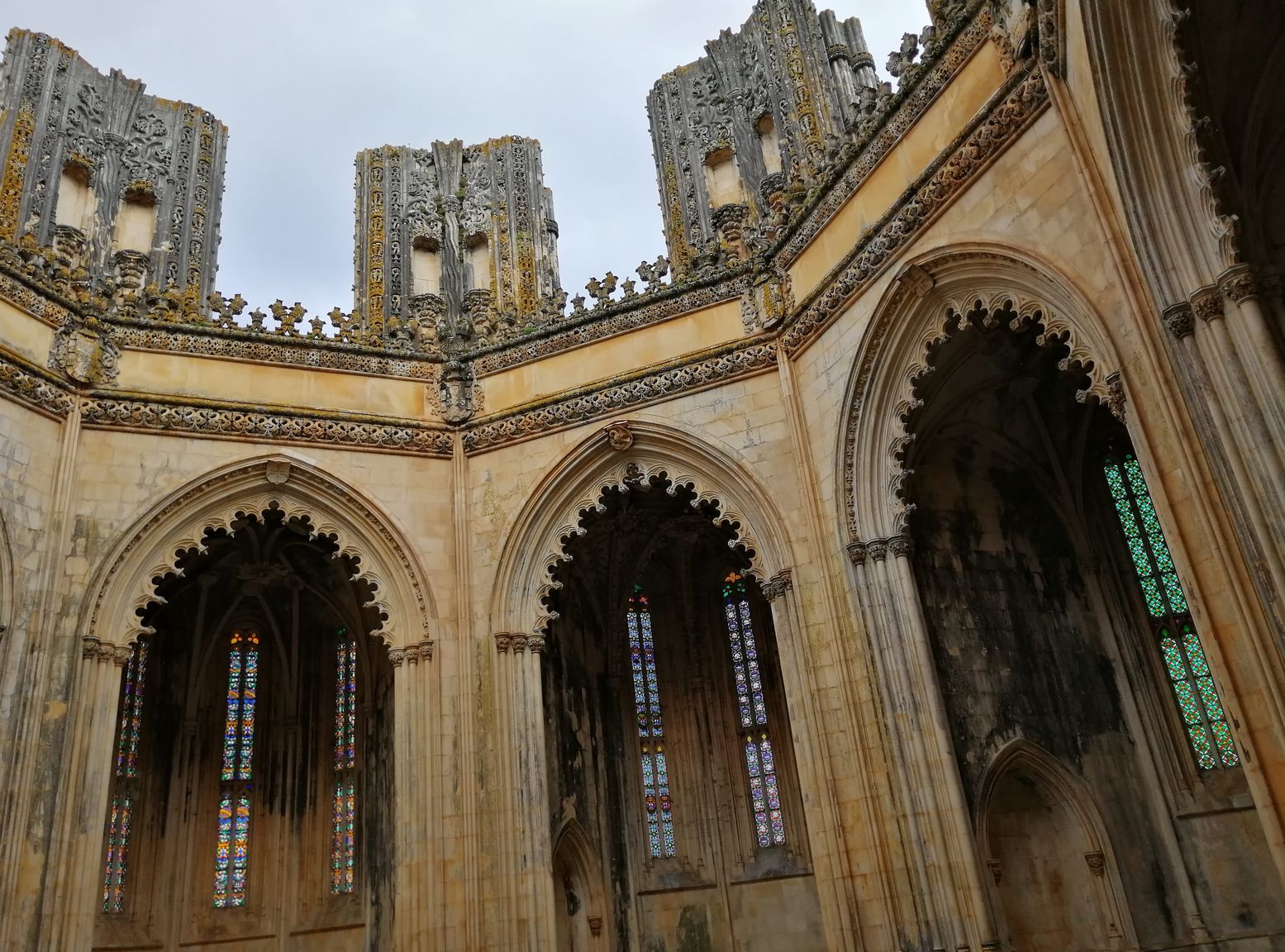 Les chapelles imparfaites à ciel ouvert.
Le chantier du monastère dura deux siècles sous le règne de 7 souverains portugais pour finalement ne jamais s’achever.