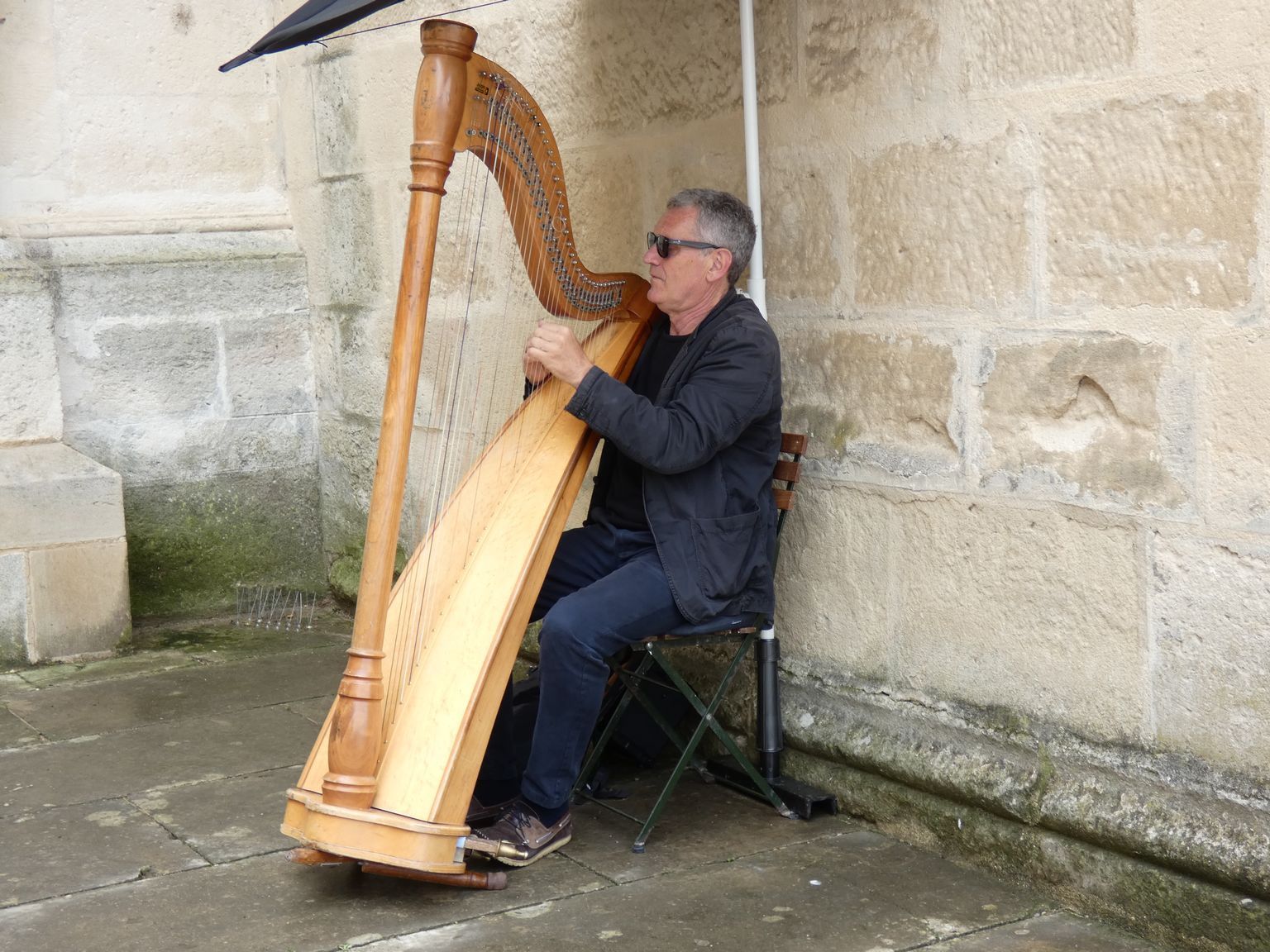 Le harpiste Didier Pierre Kugel qui donne un concert le soir même dans une chapelle de Grignan