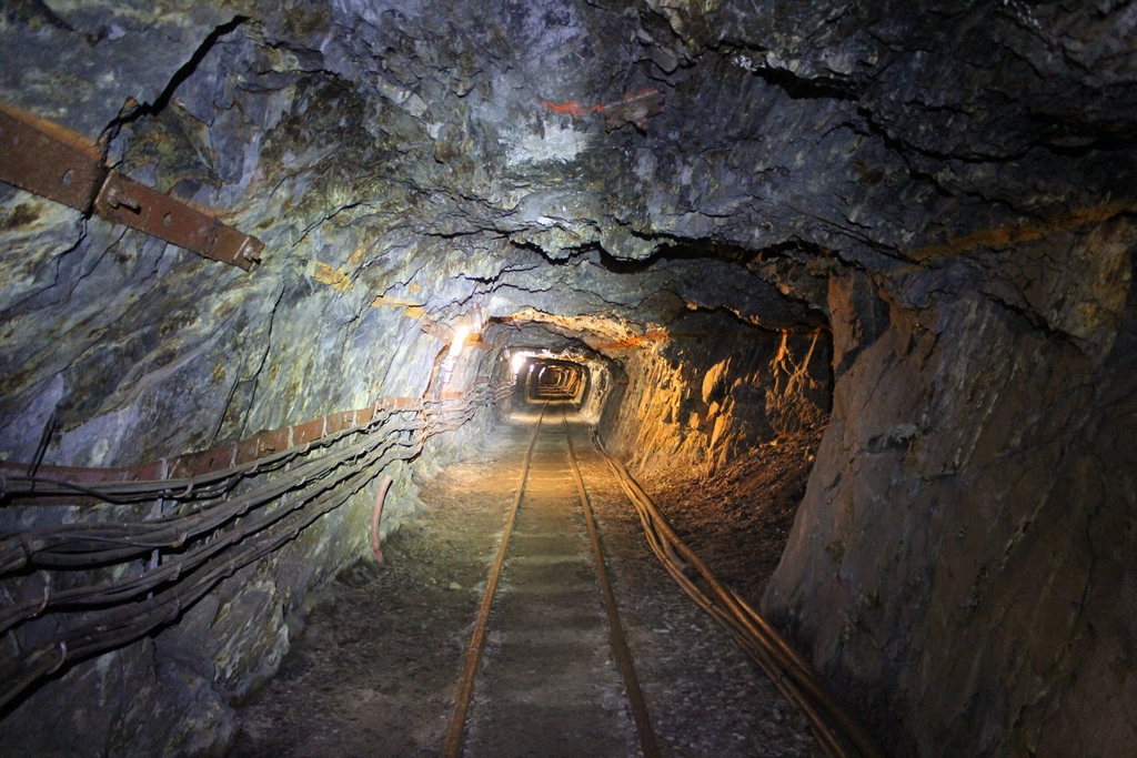 la-mine-bleue-galerie-a-126-metres-sous-terre-scaled