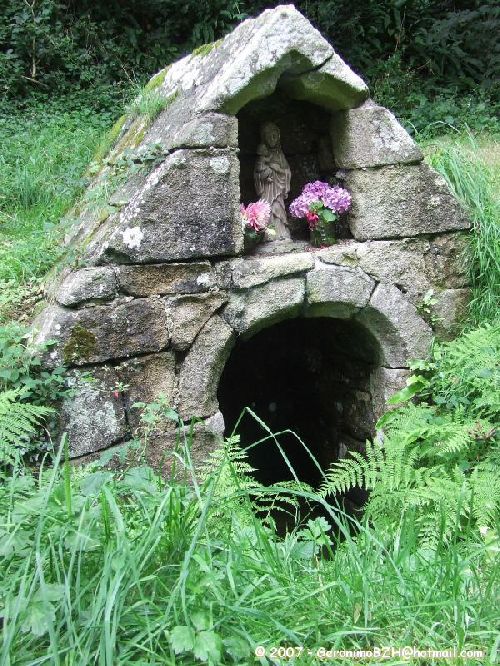 La fontaine de la chapelle Saint-Laurent de Lannourec à Goulien