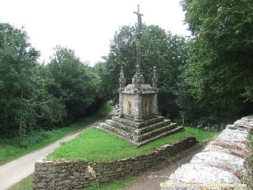 Le calvaire de la chapelle Saint-Laurent de Lannourec à Goulien