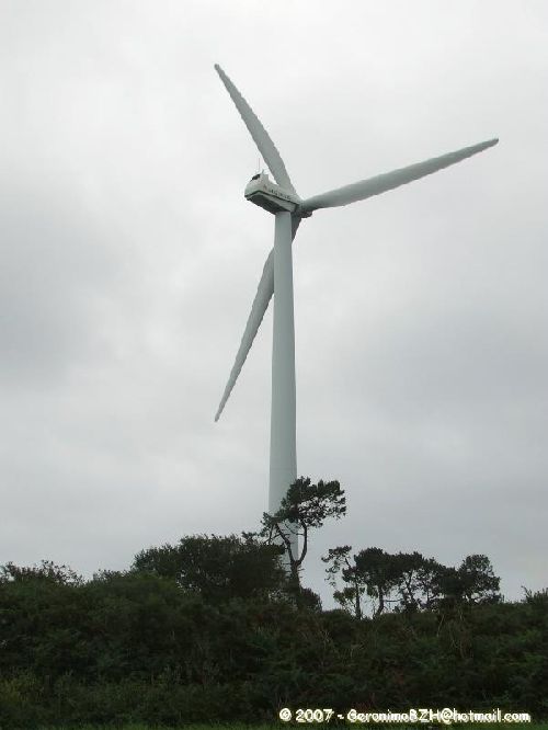 Une éolienne à Goulien