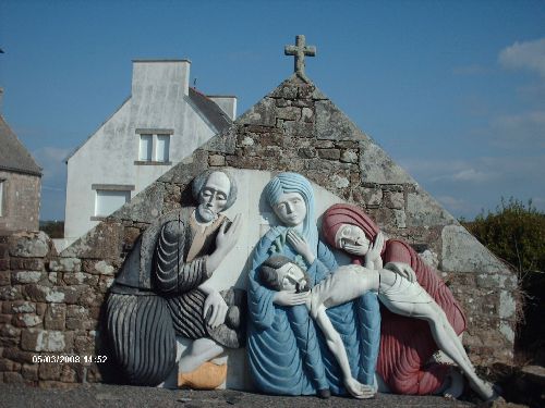 Une sculpture de bois peinte près de l'église de Plogoff