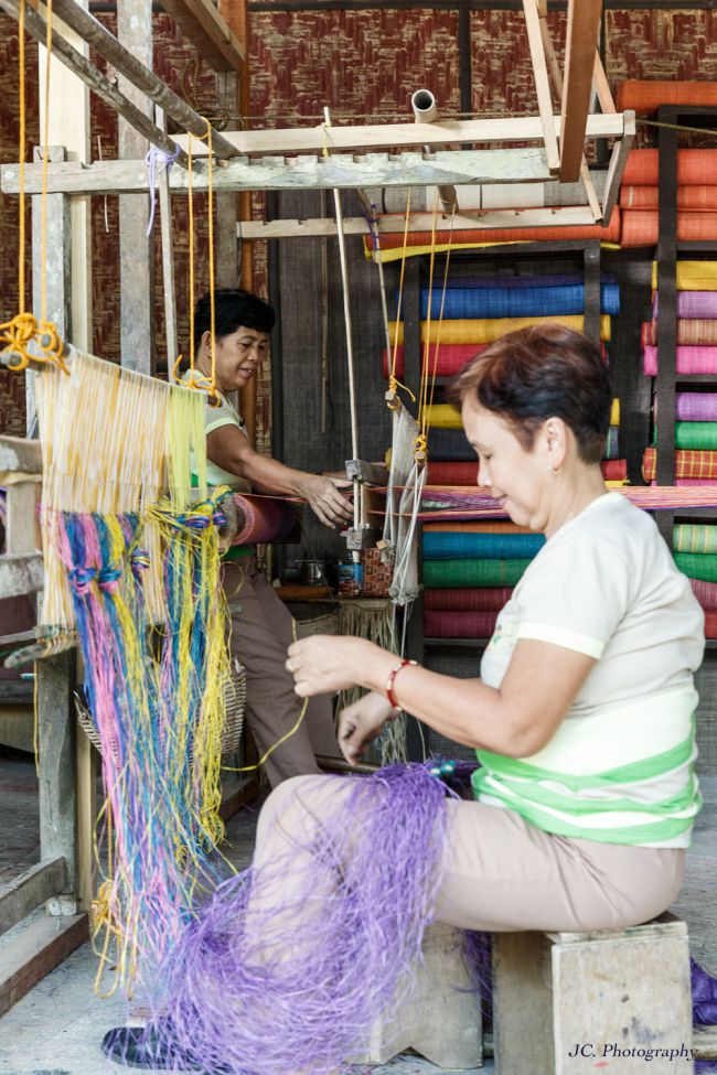 Bohol. Panglao Island, Bees Farm, weaving of raffia. March 2016