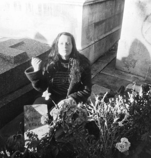Sur la tombe de Jim Morrison au Père Lachaise