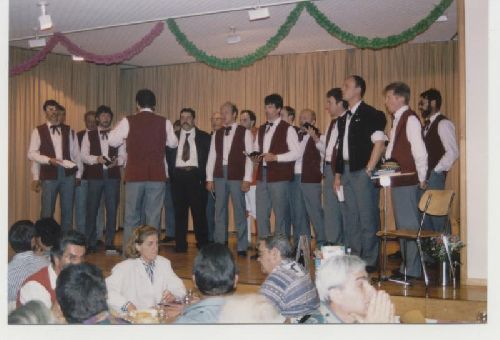 L'harmonie des chalets agémente la fête officielle en 1996