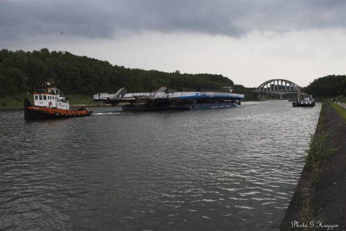 Le convoi sous le pont-rail désaffecté, dernier obstacle pour le pousseur.