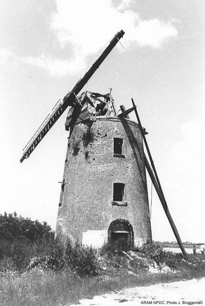 1974 : Gérard Courbot, petit neveu du neunier, maçon de son état, fait l'acquisition du moulin qui estalors dans un état avancé de délabrement