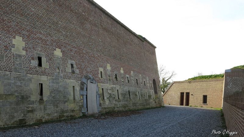 Une des six façades du fort