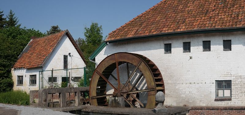 La roue en métal d'un diamètre de 5 mètre
