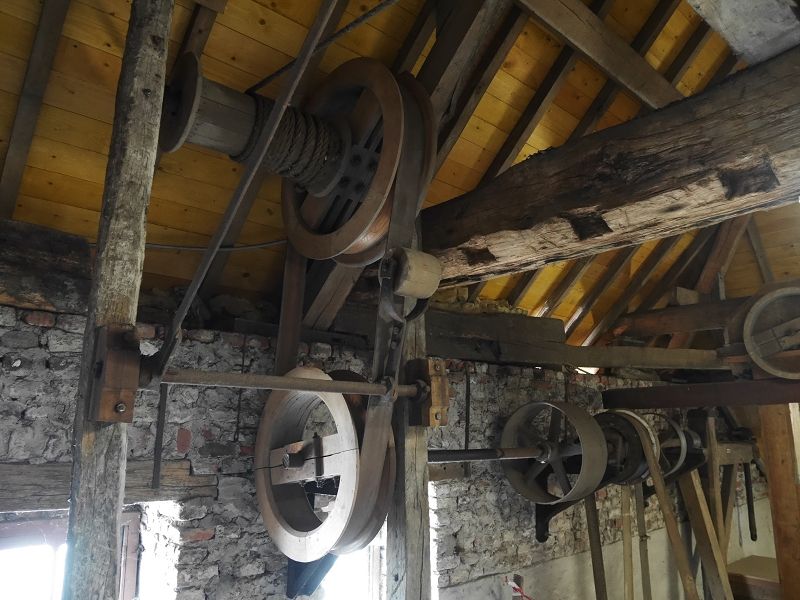 A l'étage les différentes poulies servant a actionné d'autre éléments dans le moulin