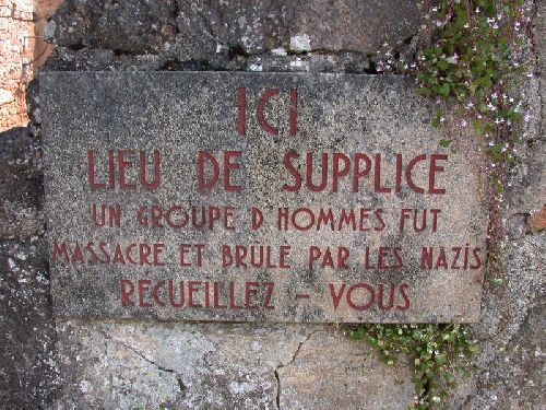 Sur la façade, une plaque commémorative