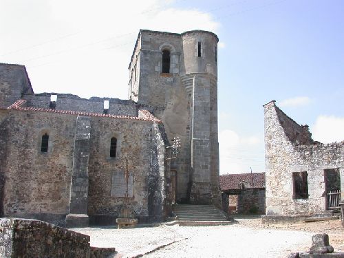 Les ruines de l'église, a droite le café du chêne