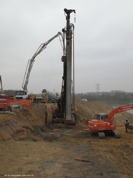 La machine qui creuse les puits en vue des futurs supports d'ancrage du pont