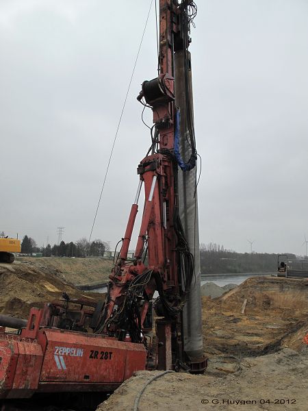 La machine qui creuse les puits en vue des futurs supports d'ancrage du pont
