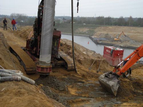 La machine qui creuse les puits en vue des futurs supports d'ancrage du pont