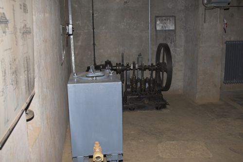 Diverses vues de la pompe à eau remise en valeur