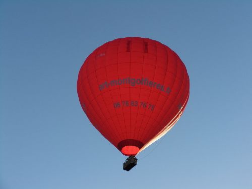 Un petit point rouge dans un ciel bleu!!