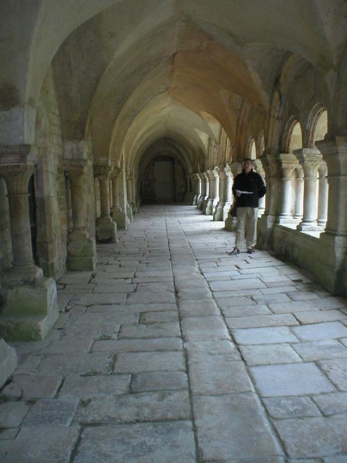 le cloître de la superbe abbaye de Fontenay 