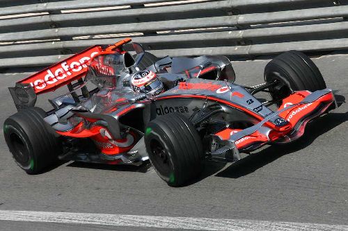 Fernando dans la sculpturale McLaren...