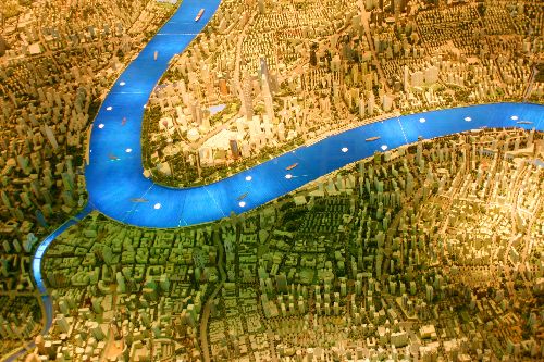 Maquette de la ville de Shanghai (20 M hab.) avec le fleuve Huangpu