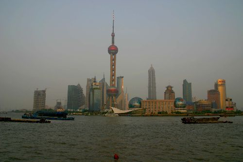 Le nouveau quartier , Oriental Pearl TV Tower 468 mètres et à sa droite la Jin Mao Tower 421 mètres 