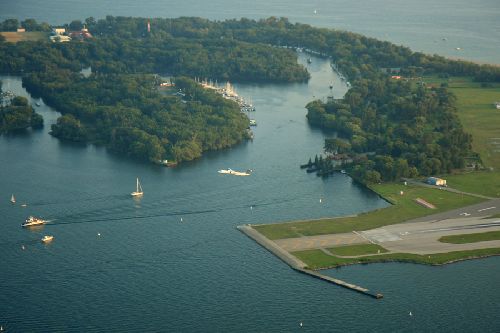 Avion au décollage depuis CN Tower à 342 mètres