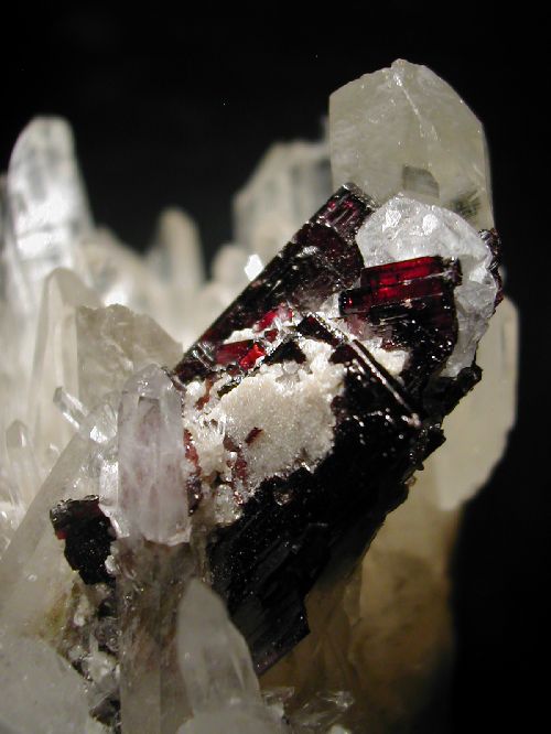 hubnerite et fluorine sur quartz, pasto bueno, ancash, perou