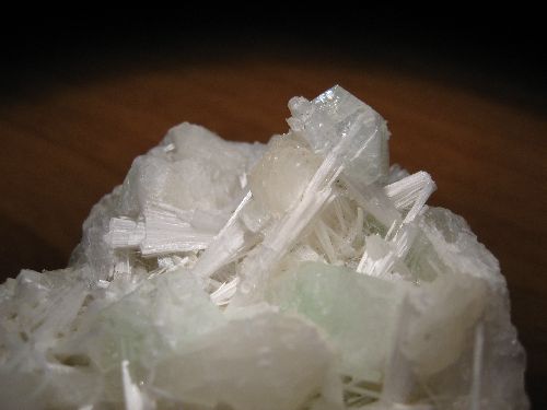 zeolite aciculaire transpercant stilbite et apophylite, Poonah, inde