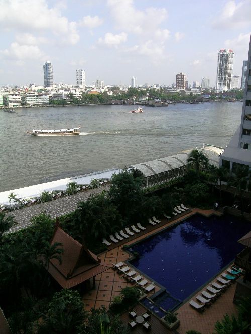 VUE DE L HOTEL SUR LA CHAO PRHAYA RIVER ET BANGKOK