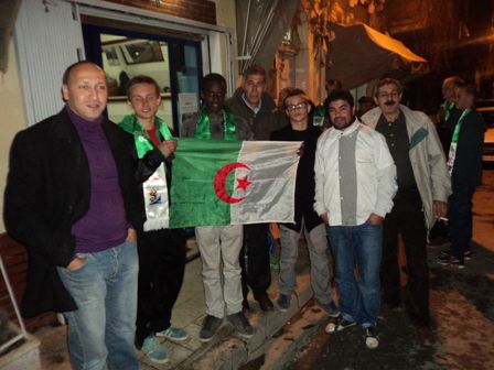 Veillée et rencontre nocturne au café 