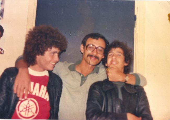 Une photo  de Mekioui Djelloul( décédé le 10/10/1980) avec ses deux amis .  Il venait juste de rentrer d'Alger ou il avait terminé sa licence en sociologie.