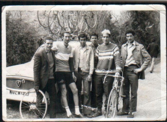 Cyclisme à El-Asnam- Sur la photo Hocine dcd en Oct 1980. les cyclistes posent avec la 403 J.