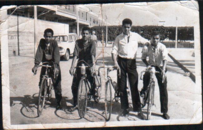 Les cyclistes de la ville  devant l'entrée du Monoprix.