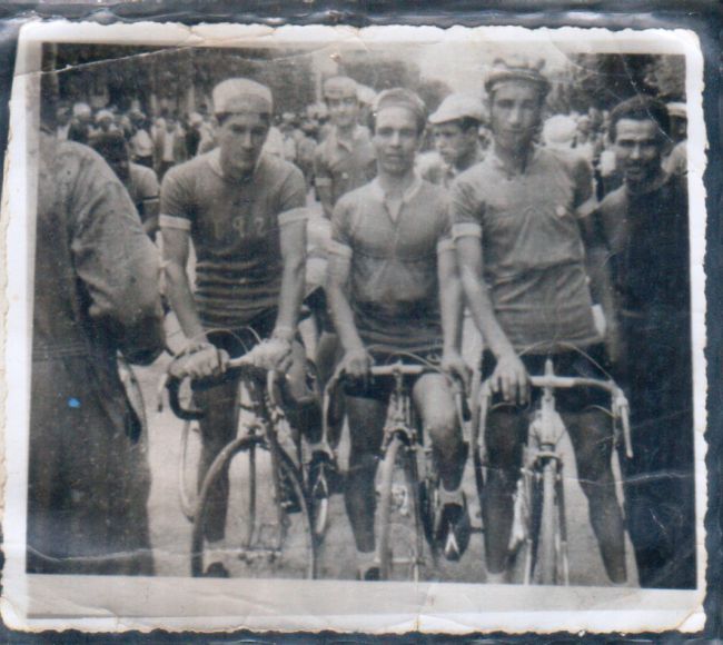 Competition cyclistes dans la rue des martyrs à El-Asnam- sur la photo  G à D-Hamza Madjid- Abdallah Benabdelmalek- Djerrahet Naas