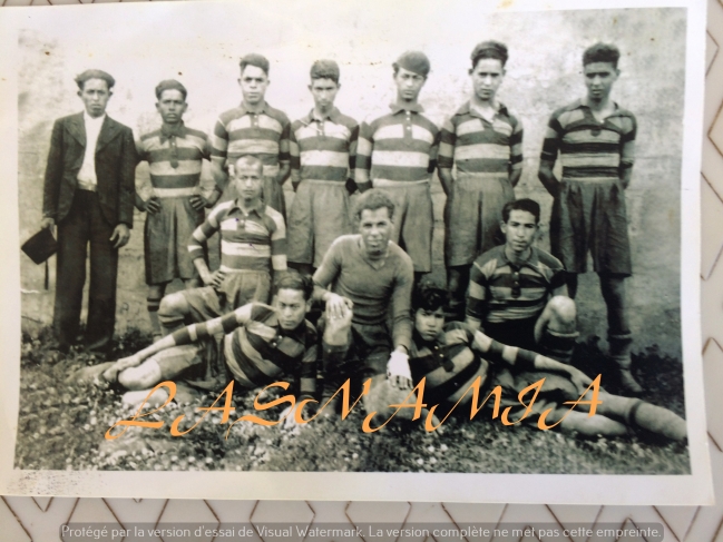 Equipe ASO musulmane -avant 1954-Sur la photo de G à D-Chaoui-Sahli Maamar-Addad-X-X-X-X-Nasri (nini)- au milieu avec le ballon,Yahi (Batata).Proprietaire de la photo Tergou AEK