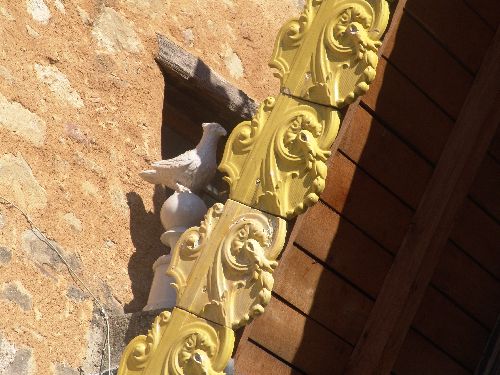 Détail sur les colombes de part et d’autre des moulures en céramique évoquant les tuiles d’or du Temple de Salomon.