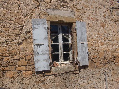 fenêtre d\'une maison avec des portes bonheurs locaux