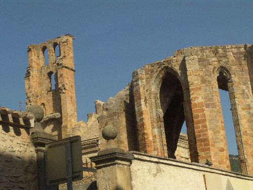 Les ruines de l\'abbaye que visita Béranger Saunière