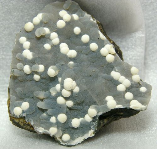 IN 05 - Fluorite sur Calcédoine, Mahodari Nashik Quarry, Nasik, Maharashtra, Inde, 90 mm x 80 mm