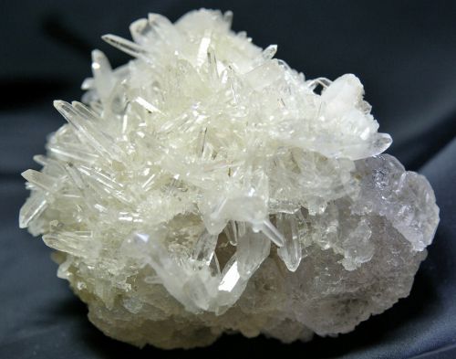 PE 07 - Quartz sur Fluorite rose cristallisée, Mine Huanzala, Huanuco, Pérou ,100 mm x 70 mm