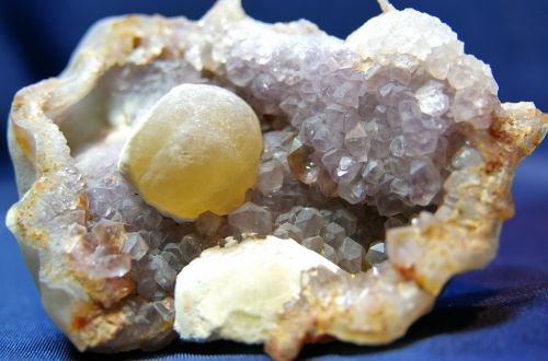 IN 08 - Fluorite sur Améthyste,  Karakuani, Dhamnod, Madhya Pradesh, Inde,  95 mm x 70 mm