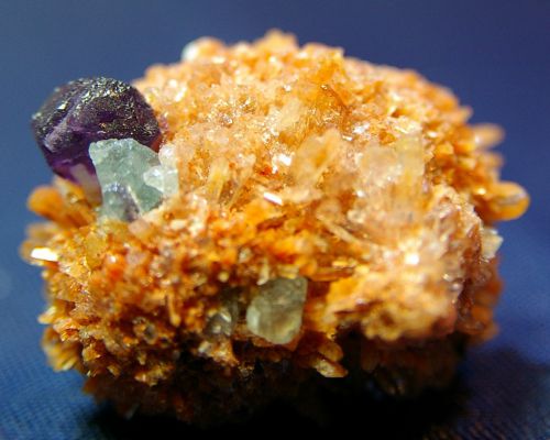 ME 05 - Fluorite sur Creedite, Mine Navidad Abasolo, Rodéo, Durango, Mexique 30 mm x 22 mm