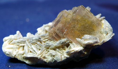 CH 07 - Fluorite sur Barytine, Mine du Rossignol, Chaillac, Indre 100 mm x 40 mm