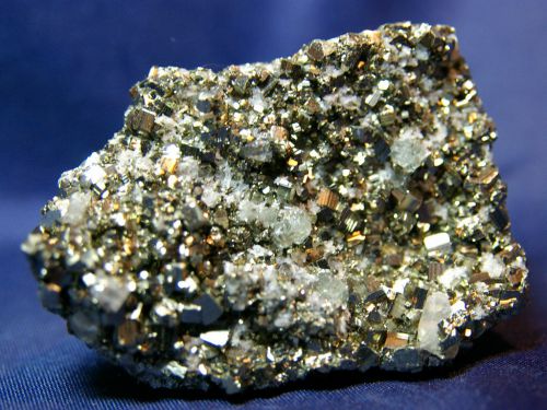 PE 11 - Fluorite et Quartz sur Pyrite, Mine Huanzala, Pérou  75 mm x 55 mm