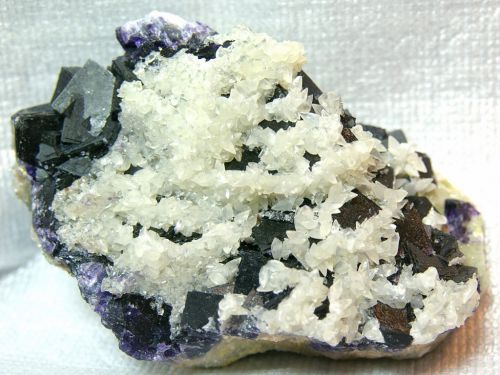 CN 67 - Calcite sur Fluorite, Mine Qinglong, Guizhou, Chine  145 mm x 95 mm